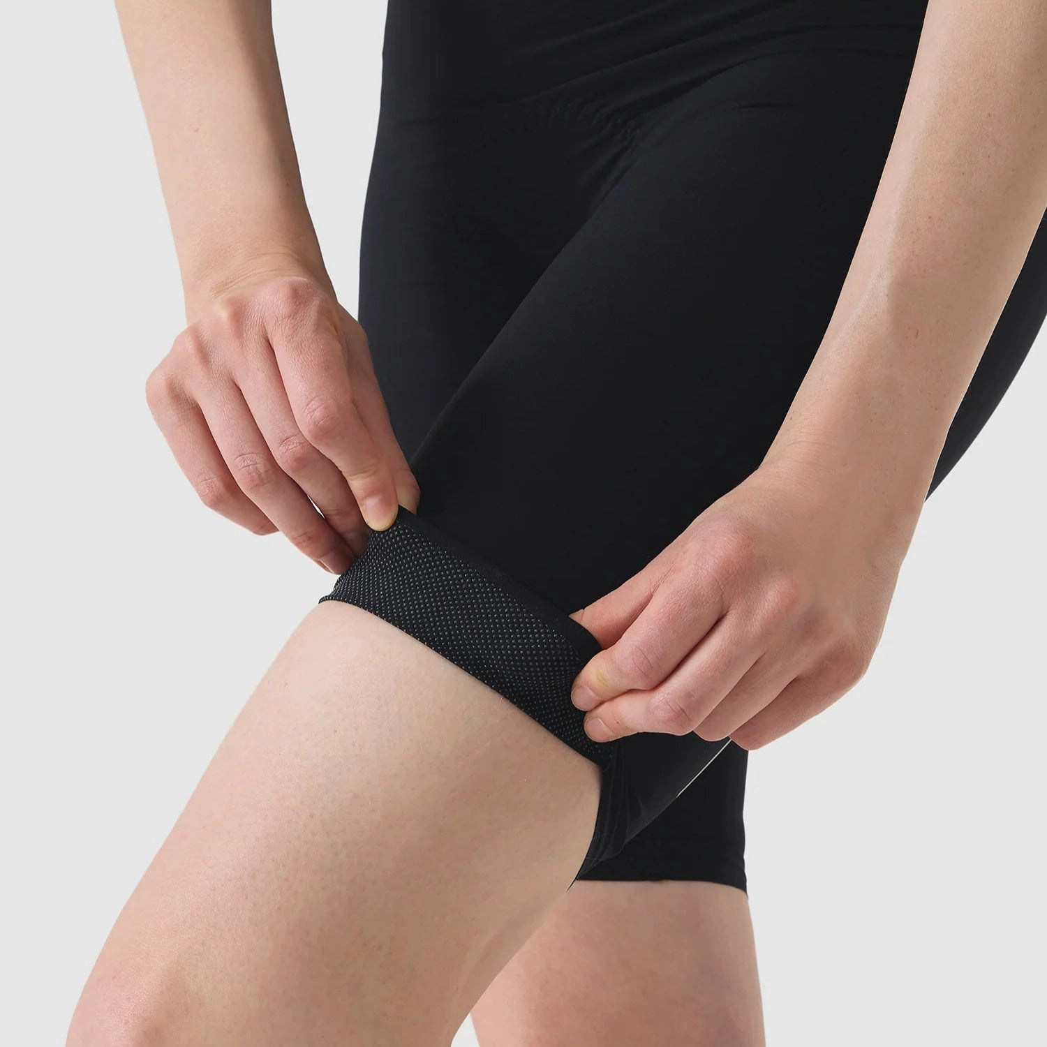Cafe du Cycliste Victoire woman bib shorts - Black
